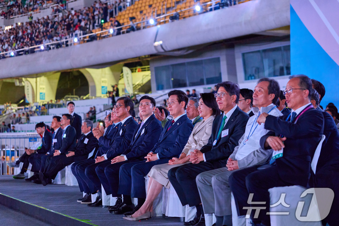 (서울=뉴스1) 허경 기자 = 이재명 대통령이 17일 부산아시아드주경기장에서 열린 제106회 전국체육대회 개막식에 참석해 있다. (대통령실 제공. 재판매 및 DB 금지) 2025. …