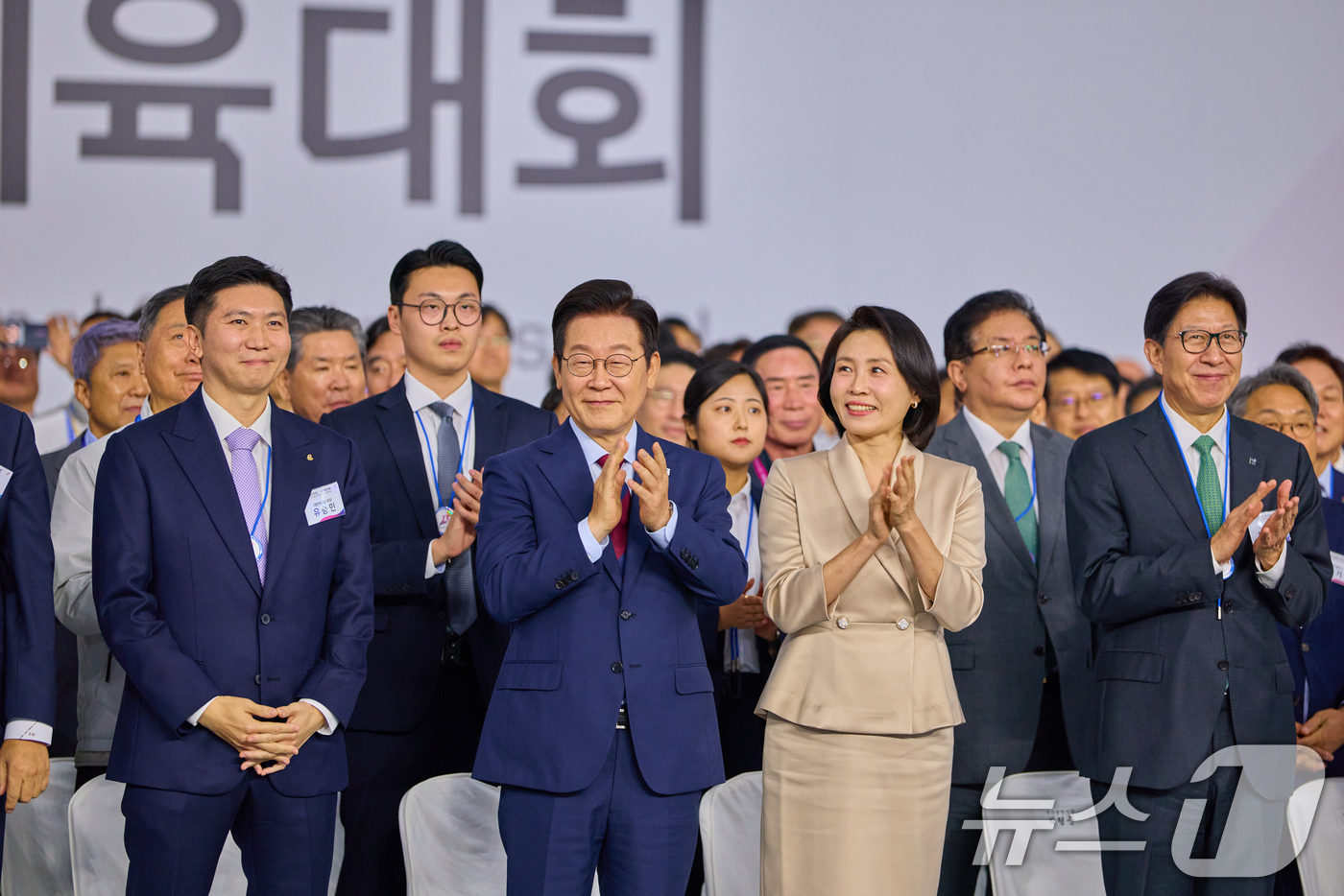 (서울=뉴스1) 허경 기자 = 이재명 대통령과 김혜경 여사가 17일 부산아시아드주경기장에서 열린 제106회 전국체육대회 개막식에서 선수단 입장을 지켜보며 박수를 치고 있다. (대통 …