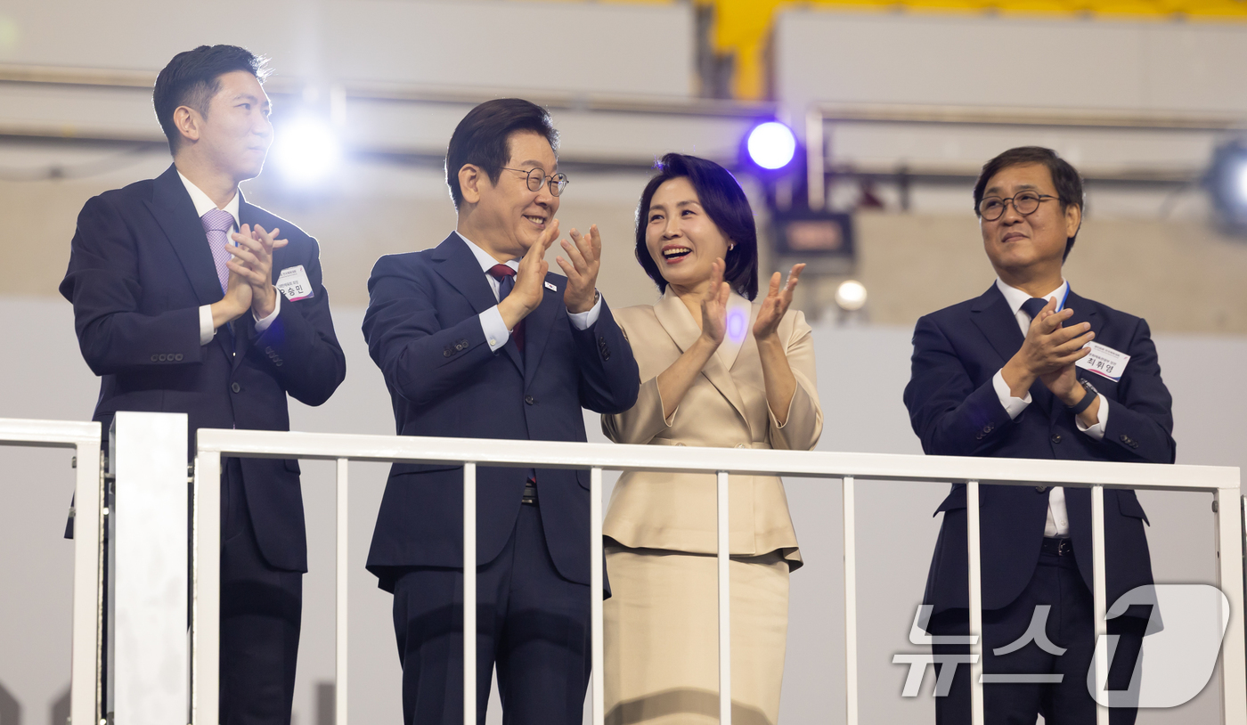 (서울=뉴스1) 허경 기자 = 이재명 대통령과 김혜경 여사가 17일 부산아시아드주경기장에서 열린 제106회 전국체육대회 개막식에서 선수단 입장을 지켜보며 박수를 치고 있다. (대통 …