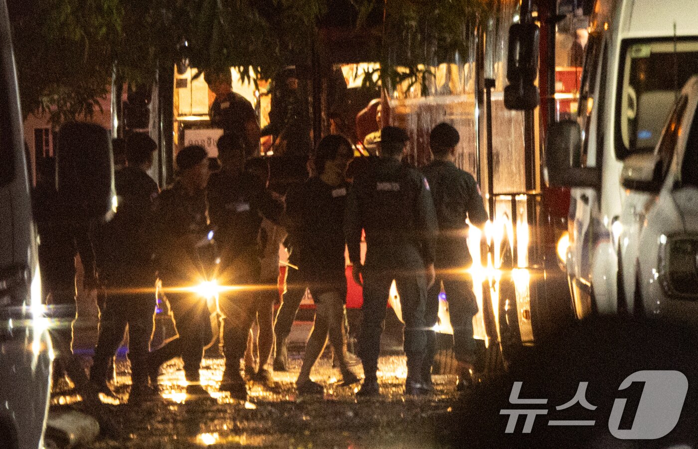 본문 이미지 - 캄보디아 당국의 범죄단지 단속으로 적발돼 현지 유치장에 구금됐던 한국인들이 17일&#40;현지시간&#41; 캄보디아 프놈펜 이민청에서 태초국제공항으로 이동을 위해 버스를 탑승하고 있다. 2025.10.18/뉴스1 ⓒ News1 김도우 기자