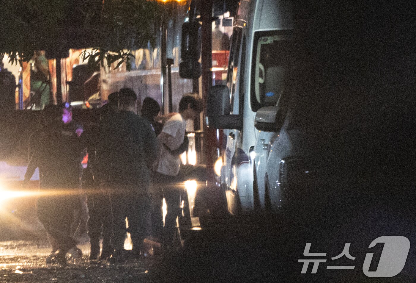 본문 이미지 - 캄보디아 당국의 범죄단지 단속으로 적발돼 현지 유치장에 구금됐던 한국인들이 17일&#40;현지시간&#41; 캄보디아 프놈펜 이민청에서 태초국제공항으로 이동을 위해 버스를 탑승하고 있다. 2025.10.18/뉴스1 ⓒ News1 김도우 기자