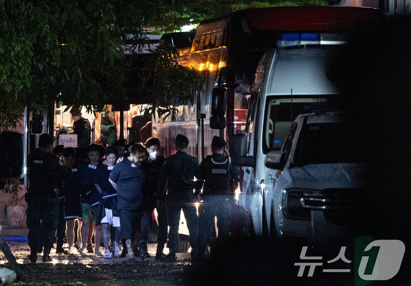 본문 이미지 - 캄보디아 당국의 범죄단지 단속으로 적발돼 현지 유치장에 구금됐던 한국인들이 17일&#40;현지시간&#41; 캄보디아 프놈펜 이민청에서 태초국제공항으로 이동을 위해 버스를 탑승하고 있다. 2025.10.18/뉴스1 ⓒ News1 김도우 기자