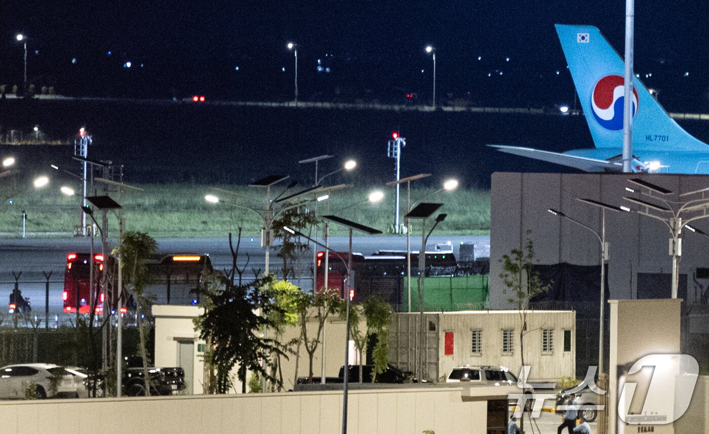 본문 이미지 - 17일&#40;현지시간&#41;캄보디아 당국의 범죄단지 단속으로 적발돼 현지 유치장에 구금됐던 한국인들이 탑승한 버스가 태초국제공항에서 대한항공 전세기로 이동하고 있다. 2025.10.18/뉴스1 ⓒ News1 김도우 기자