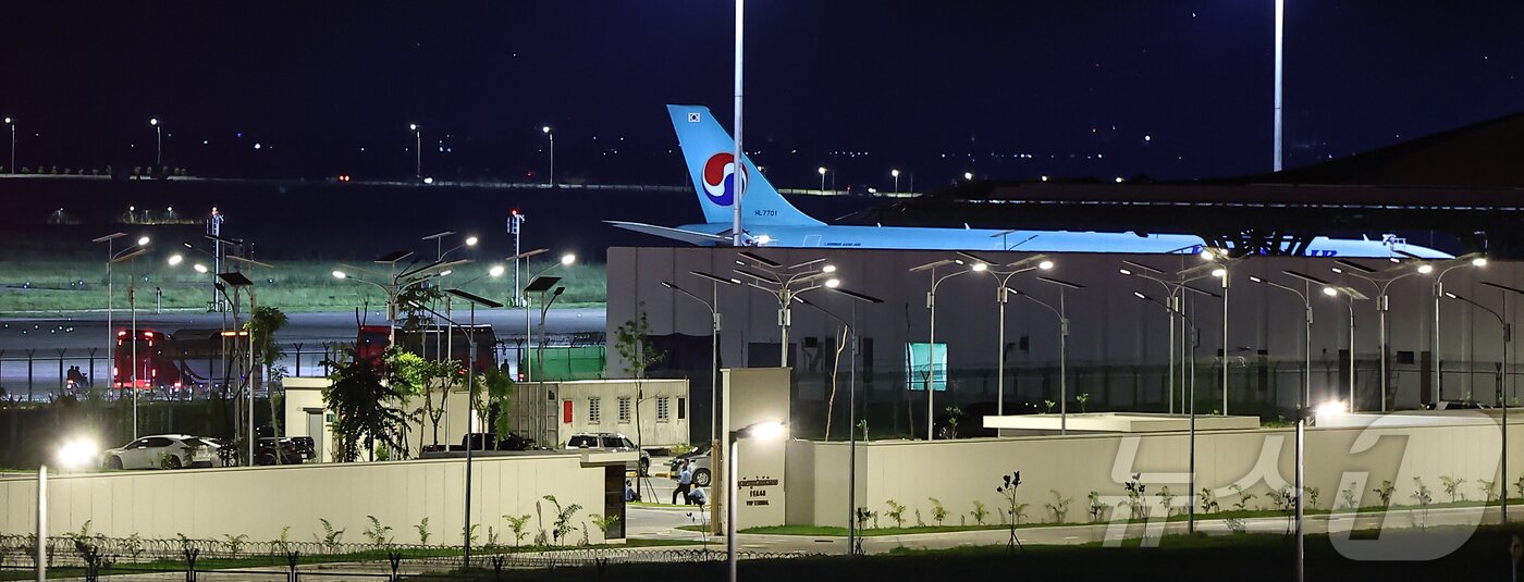 본문 이미지 - 17일&#40;현지시간&#41;캄보디아 당국의 범죄단지 단속으로 적발돼 현지 유치장에 구금됐던 한국인들이 탑승한 버스가 태초국제공항에서 대한항공 전세기로 이동하고 있다. 2025.10.18/뉴스1 ⓒ News1 김도우 기자