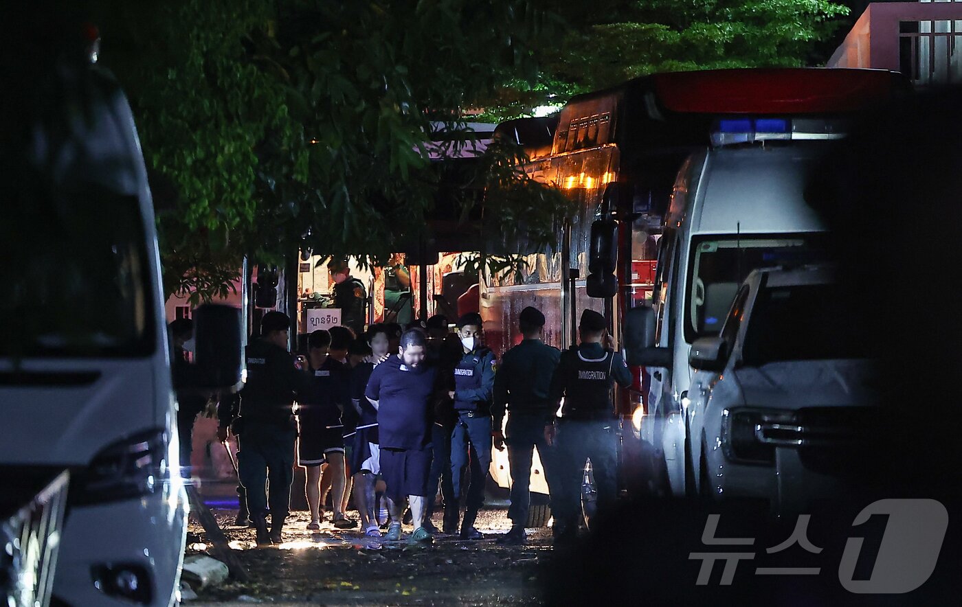 본문 이미지 - 캄보디아 당국의 범죄단지 단속으로 적발돼 현지 유치장에 구금됐던 한국인들이 17일&#40;현지시간&#41; 캄보디아 프놈펜 이민청에서 태초국제공항으로 이동을 위해 버스를 탑승하고 있다. 2025.10.18/뉴스1 ⓒ News1 김도우 기자