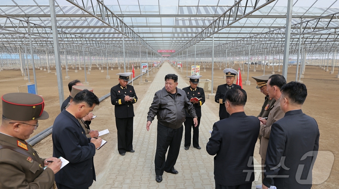 (평양 노동신문=뉴스1) = 북한 노동당 기관지 노동신문은 18일 "경애하는 김정은 동지께서 10월 17일 마감단계에 들어선 신의주 온실종합농장 건설 사업을 또다시 현지에서 지도했 …