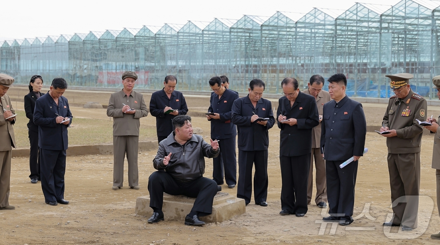(평양 노동신문=뉴스1) = 북한 노동당 기관지 노동신문은 18일 "경애하는 김정은동지께서 10월 17일 마감단계에 들어선 신의주 온실종합농장 건설 사업을 또다시 현지에서 지도했다 …
