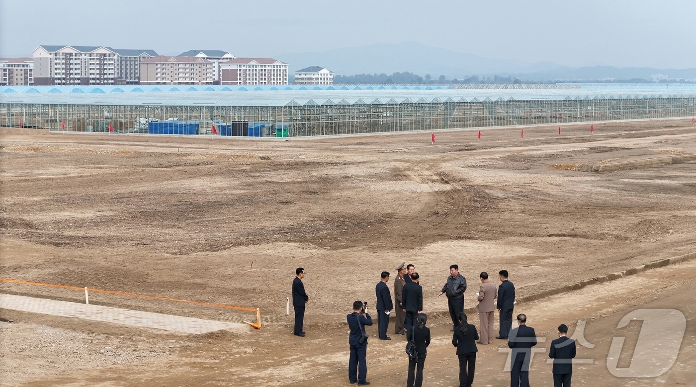 (평양 노동신문=뉴스1) = 북한 노동당 기관지 노동신문은 18일 "경애하는 김정은동지께서 10월 17일 마감단계에 들어선 신의주 온실종합농장 건설 사업을 또다시 현지에서 지도했다 …
