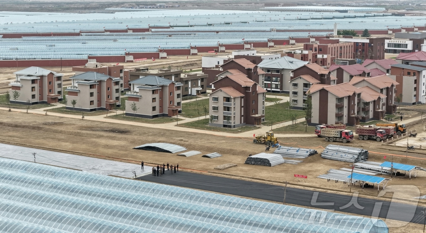 (평양 노동신문=뉴스1) = 북한 노동당 기관지 노동신문은 18일 "경애하는 김정은동지께서 10월 17일 마감단계에 들어선 신의주 온실종합농장 건설 사업을 또다시 현지에서 지도했다 …