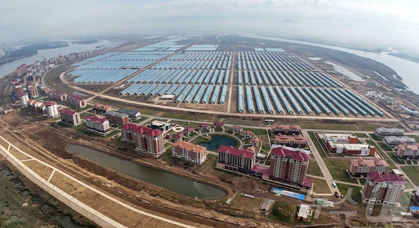 (평양 노동신문=뉴스1) = 북한 노동당 기관지 노동신문은 18일 "경애하는 김정은동지께서 10월 17일 마감단계에 들어선 신의주 온실종합농장 건설 사업을 또다시 현지에서 지도했다 …