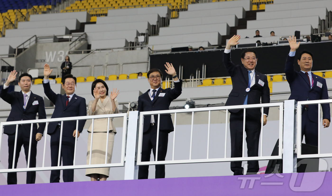 (무안=뉴스1) 전원 기자 = 김영록 전라남도지사가 17일 부산아시아드주경기장에서 열린 제106회 전국체육대회 개회식에서 이재명 대통령과 김혜경 여사 등 내빈들과 입장하는 전남선수 …