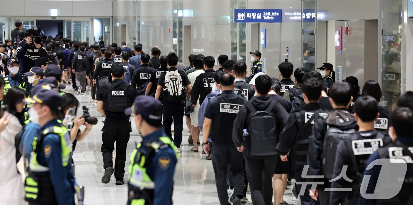 본문 이미지 - 캄보디아 당국의 범죄단지 단속으로 적발돼 구금됐던 한국인들이 18일 오전 인천국제공항 2터미널을 통해 송환되고 있다. 2025.10.18/뉴스1 ⓒ News1 박지혜 기자