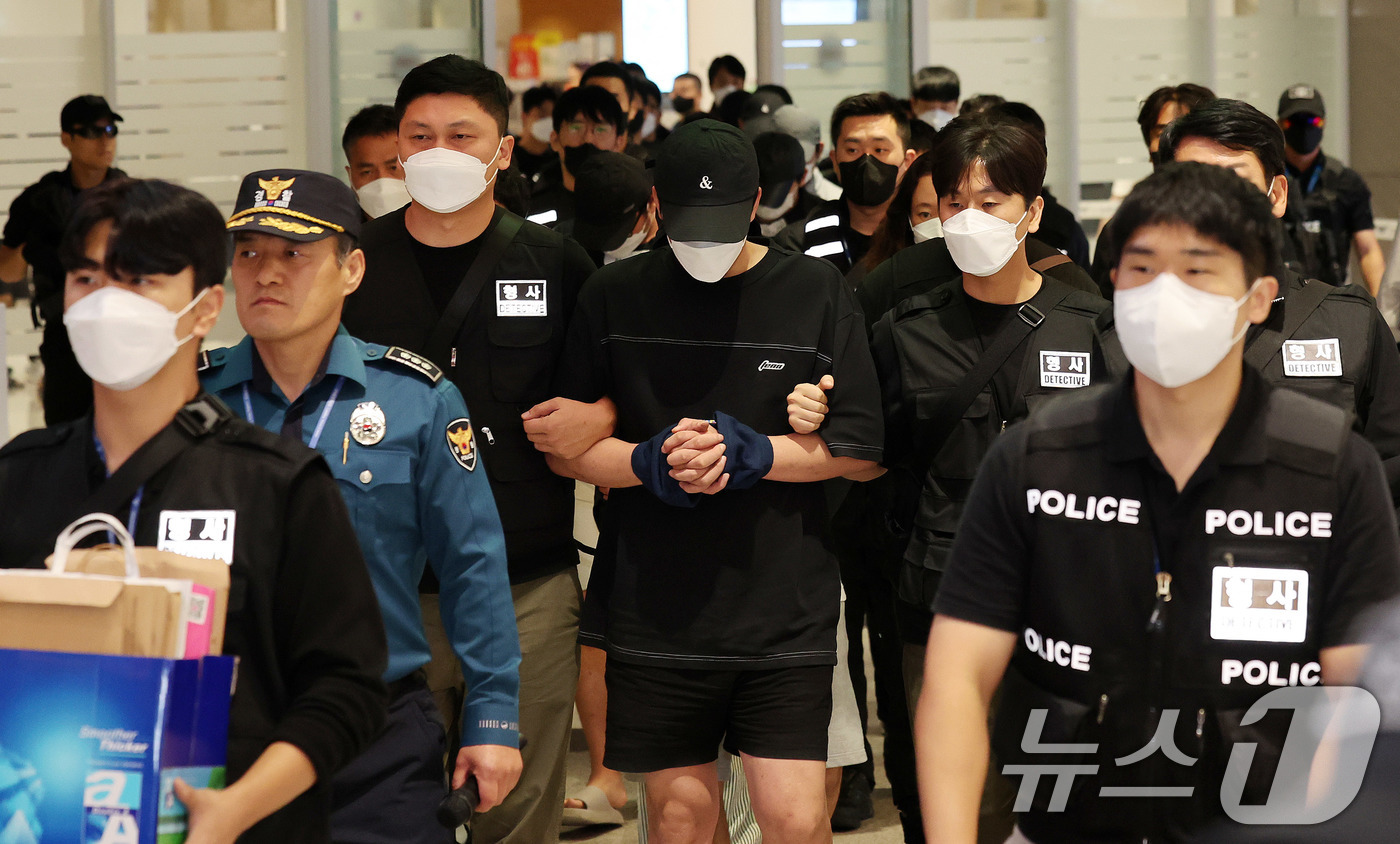 (인천공항=뉴스1) 박지혜 기자 = 캄보디아 당국의 범죄단지 단속으로 적발돼 구금됐던 한국인들이 18일 오전 인천국제공항 2터미널을 통해 송환되고 있다.이번 송환 대상자들은 이른바 …