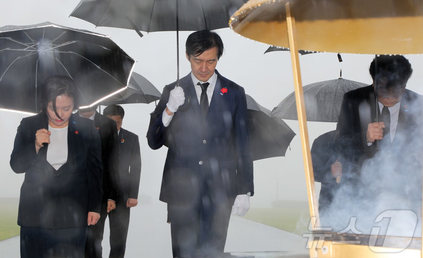 본문 이미지 - (왼쪽부터) 조국혁신당 정춘생 국회의원, 조국 비상대책위원장, 김상균 제주도당 위원장이 18일 오전 제주시 봉개동 제주4·3평화공원 위령제단 앞에서 묵념하고 있다. 2025.10.18/뉴스1 ⓒ News1 오미란 기자