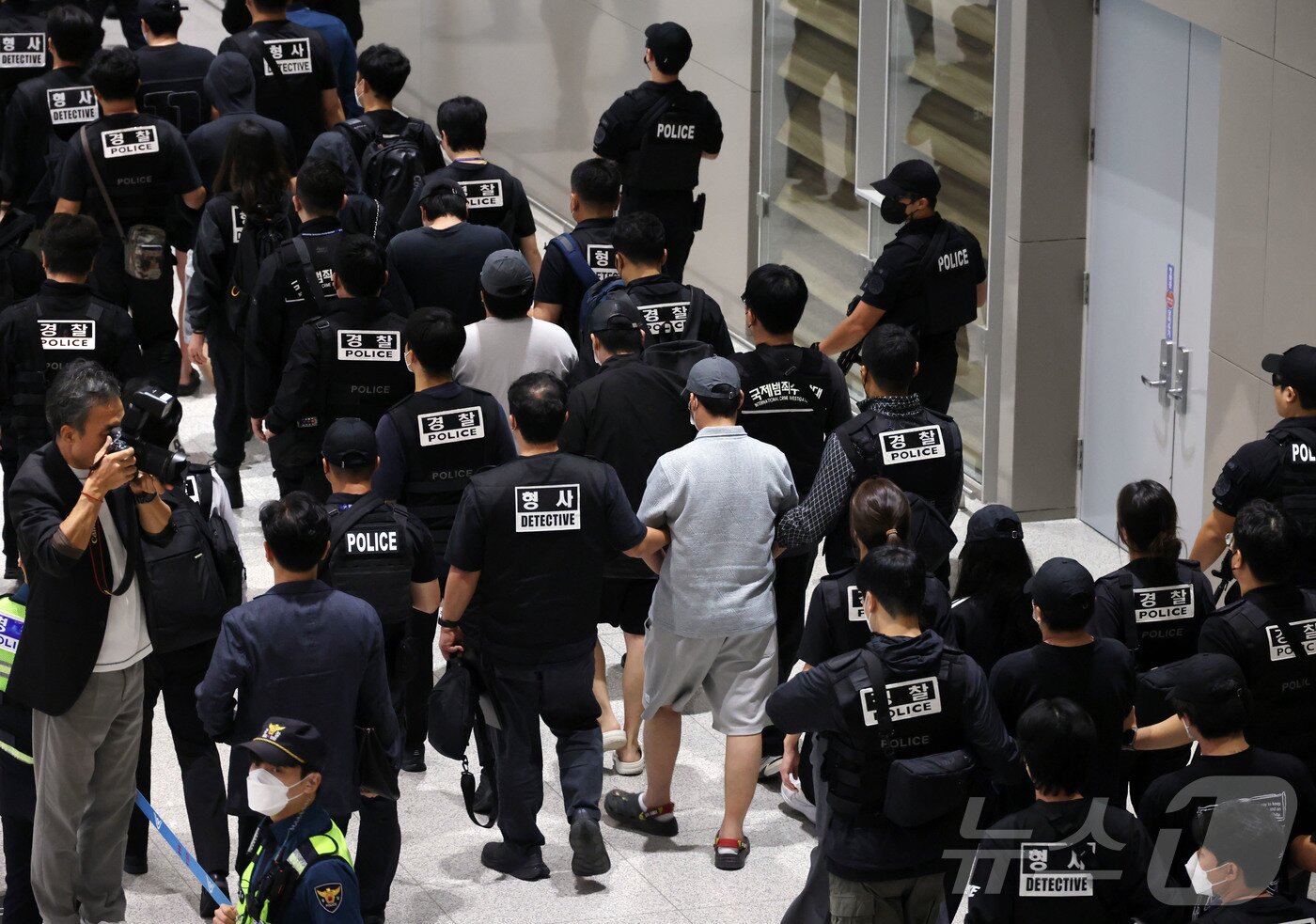 본문 이미지 - 캄보디아 당국의 범죄단지 단속으로 적발돼 구금됐던 한국인들이 18일 오전 인천국제공항 2터미널을 통해 송환되고 있다. &#40;공동취재&#41;2025.10.18/뉴스1 ⓒ News1 박지혜 기자