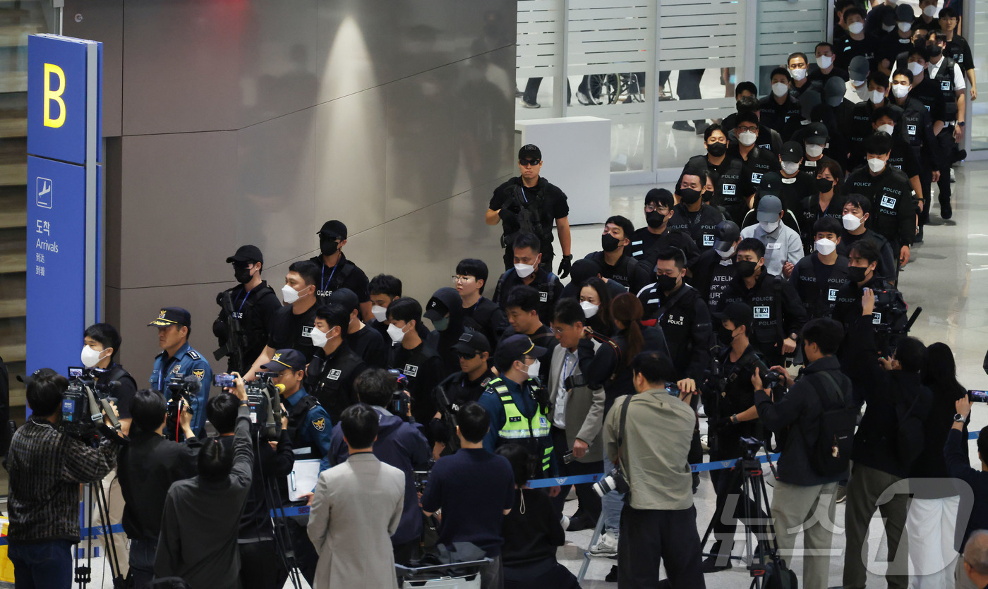 (인천공항=뉴스1)  박지혜 기자 = 캄보디아 당국의 범죄단지 단속으로 적발돼 구금됐던 한국인들이 18일 오전 인천국제공항 2터미널을 통해 송환되고 있다.이번 송환 대상자들은 이른 …