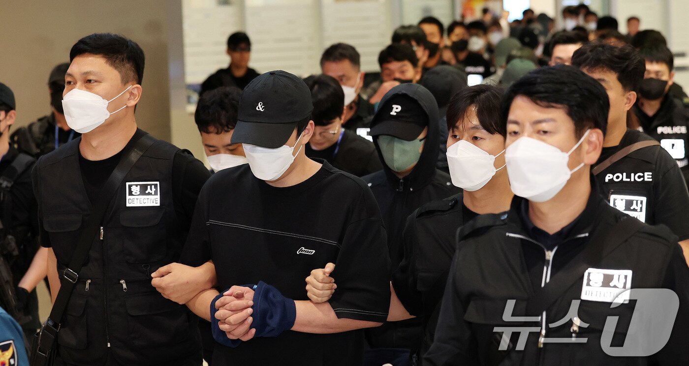 본문 이미지 - 캄보디아 당국의 범죄단지 단속으로 적발돼 구금됐던 한국인들이 18일 오전 인천국제공항 2터미널을 통해 송환되고 있다. 2025.10.18/뉴스1 ⓒ News1 박지혜 기자