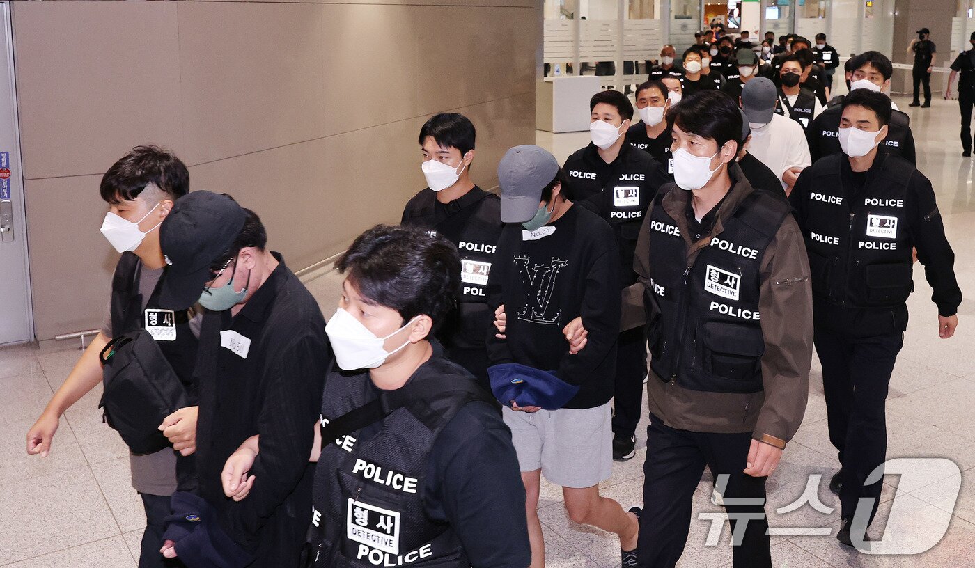 본문 이미지 - 캄보디아 당국의 범죄단지 단속으로 적발돼 구금됐던 한국인들이 18일 오전 인천국제공항 2터미널을 통해 송환되고 있다. 2025.10.18/뉴스1 ⓒ News1 박지혜 기자