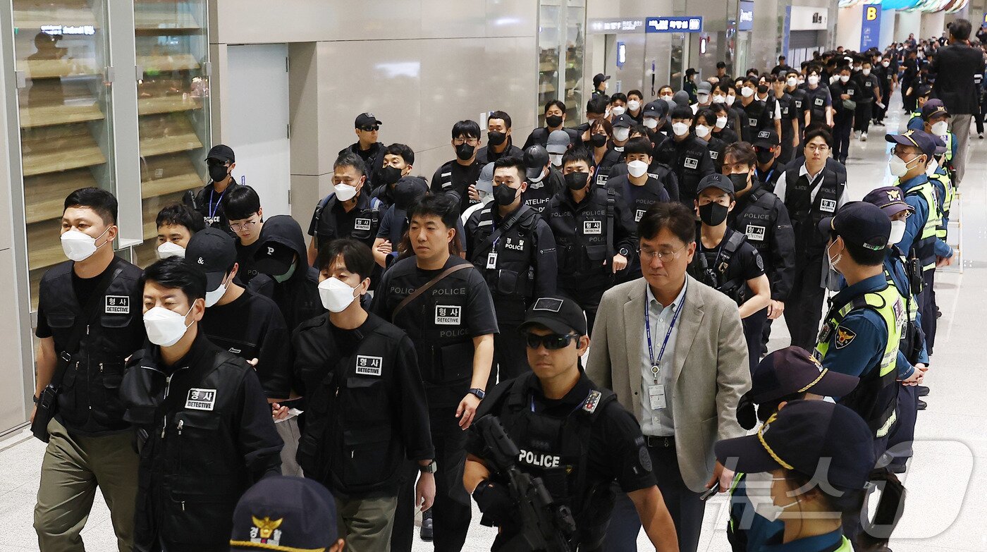 본문 이미지 - 캄보디아 당국의 범죄단지 단속으로 적발돼 구금됐던 한국인들이 18일 오전 인천국제공항 2터미널을 통해 송환되고 있다. 이번 송환 대상자들은 이른바 &#39;웬치&#39;로 불리는 캄보디아 범죄단지에서 보이스피싱이나 로맨스 스캠&#40;사기&#41; 등 범죄에 가담한 혐의를 받고 있다. 이들은 호송 차량 23대 등을 타고 충남경찰청 등 6개 관할 경찰관서로 압송된다. &#40;공도취재&#41; 2025.10.18/뉴스1 ⓒ News1 박지혜 기자