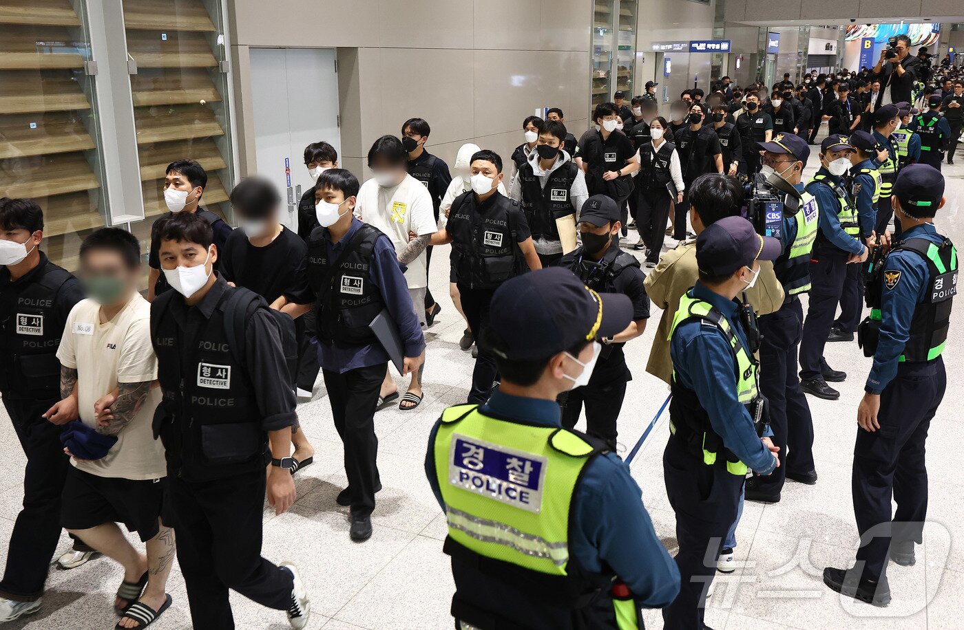 본문 이미지 - 캄보디아 당국의 범죄단지 단속으로 적발돼 구금됐던 한국인들이 지난 10월 18일 오전 인천국제공항 2터미널을 통해 송환되고 있다. (공동취재) 2025.10.18/뉴스1 ⓒ News1 박지혜 기자