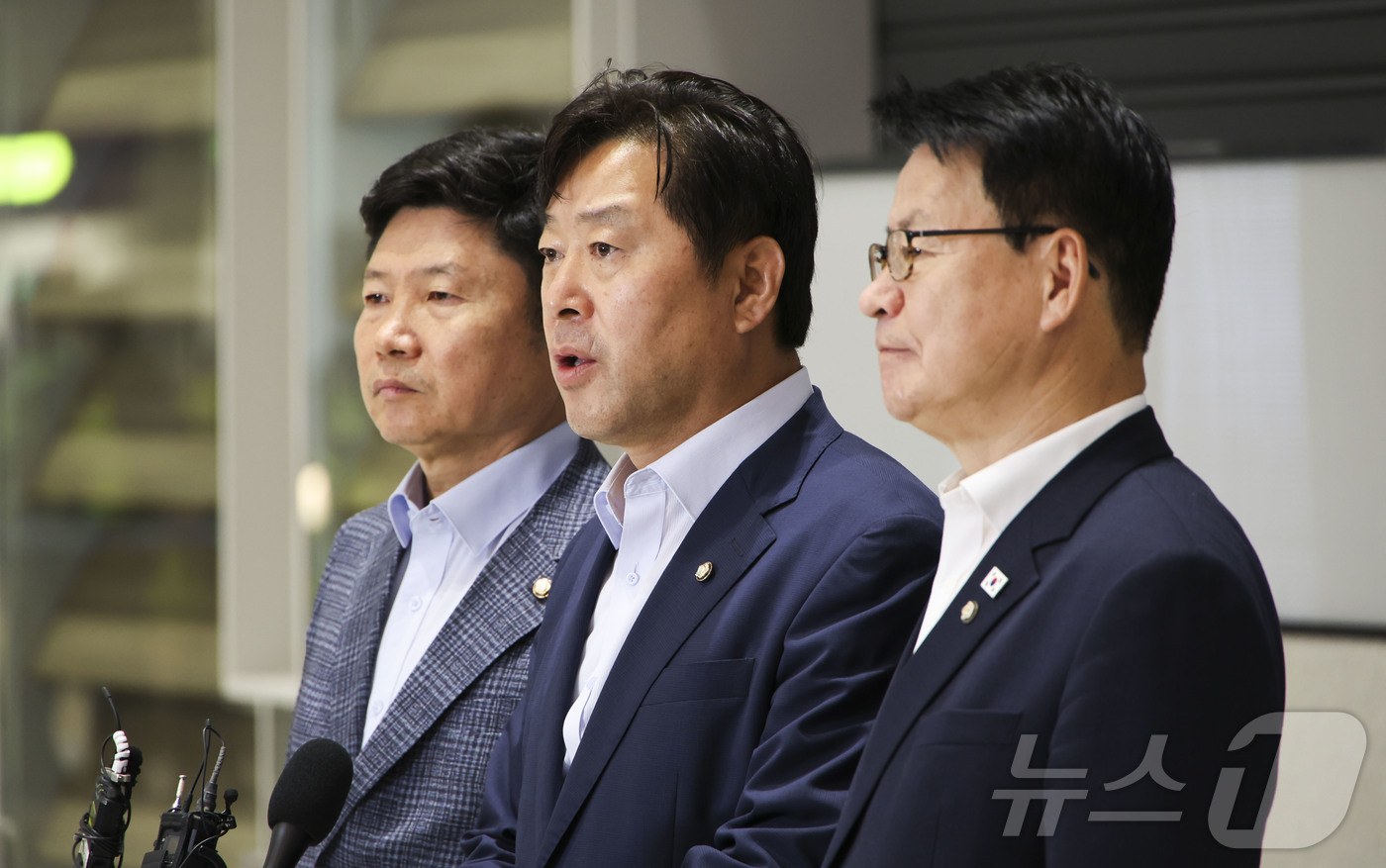 (인천공항=뉴스1)  박지혜 기자 = 한인 납치·감금 사태 관련 캄보디아 파견을 마친 더불어민주당 재외국민안전대책단 임호선·홍기원·황명선 의원이 18일 오전 인천국제공항을 통해 입 …