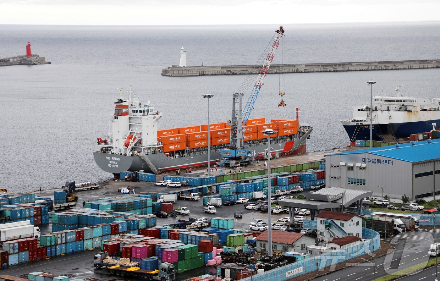 본문 이미지 - 컨테이너선 &#39;SMC 르자오호&#39;&#40;자료사진&#41; 2025.10.18/뉴스1 ⓒ News1 오미란 기자