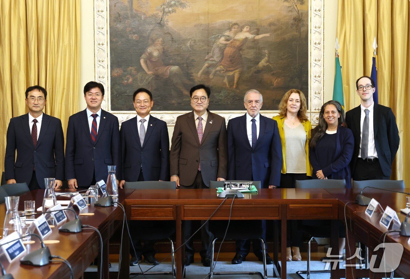 본문 이미지 - 우원식 의장이 루이스 파이스 안투느스 경제사회위원회 의장 면담 배석자들과 기념사진을 촬영하고 있다. 좌측부터 조영무 주포르투갈 대한민국 대사, 박상혁 국회의원, 허영 국회의원, 우원식 국회의장, 루이스 파이스 안투느스 경제사회위원회 의장, 테레자 페르난드스 경제사회위원회 사무총장, 크리슈티아나 칼례이루시 경제사회위원회 의장 수석보좌관, 시마웅 브리투 경제사회위원회 의장 보좌관. &#40;국회의장실 제공&#41; ⓒ 뉴스1
