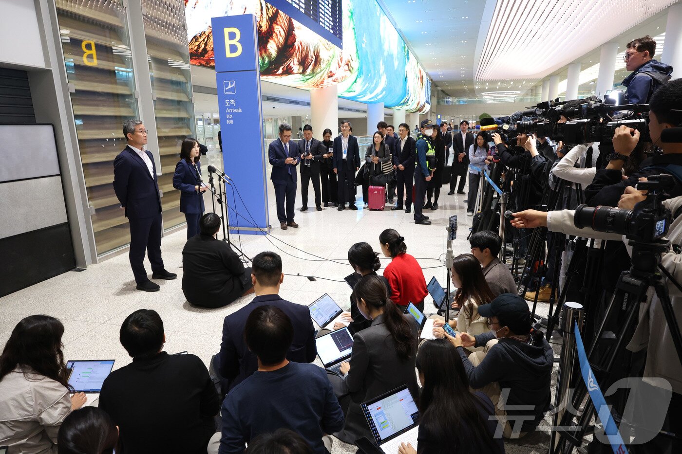 본문 이미지 - 캄보디아로 파견된 정부 합동대응팀 단장인 김진아 외교부 2차관과 박성주 경찰청 국가수사본부장이 18일 인천국제공항 제2터미널에서 기자회견을 진행하고 있다. &#40;공동취재&#41; 2025.10.18/뉴스1 ⓒ News1 박지혜 기자