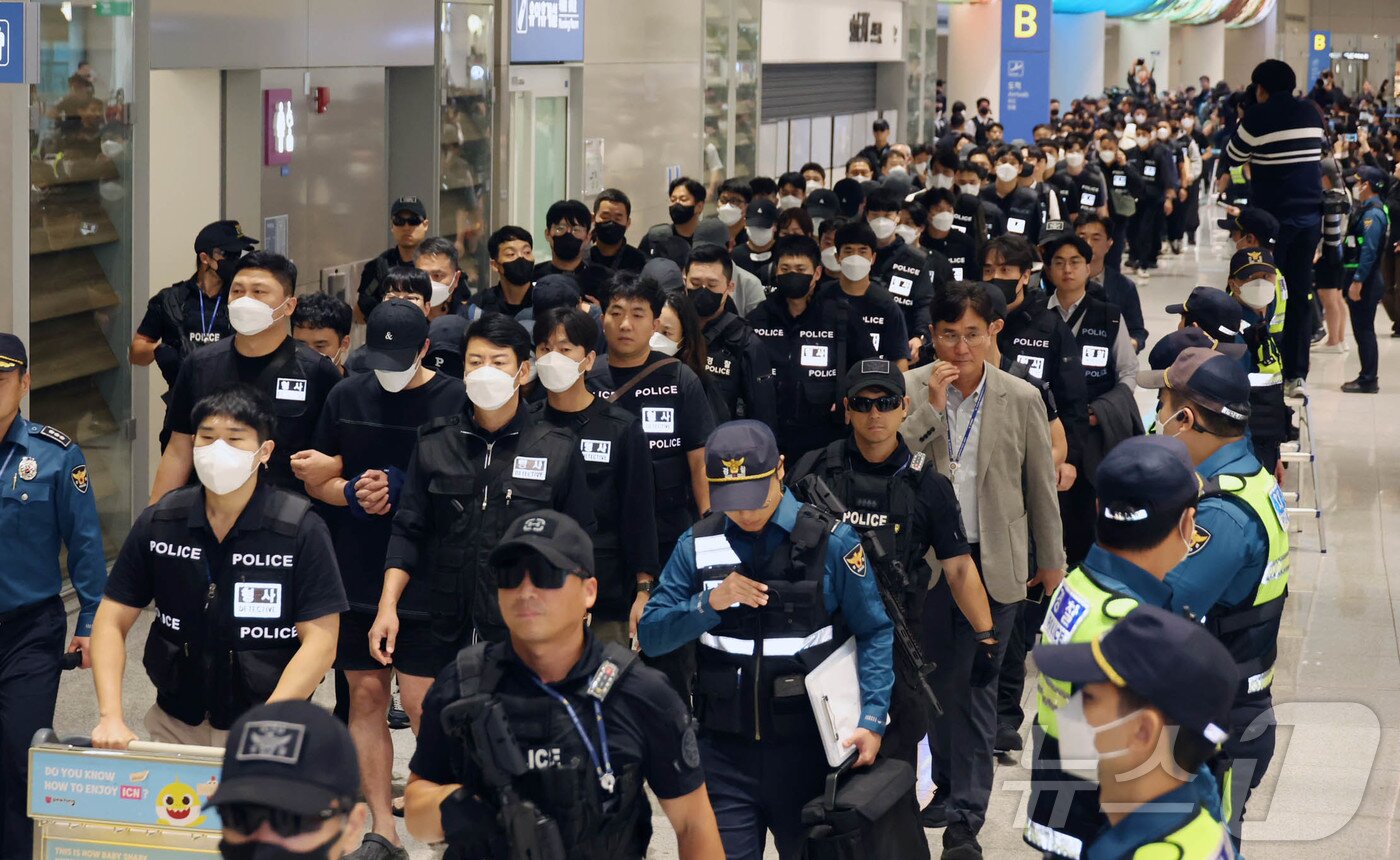 본문 이미지 - 캄보디아 당국의 범죄단지 단속으로 적발돼 구금됐던 한국인들이 18일 오전 인천국제공항 2터미널을 통해 송환되고 있다.  &#40;공동취재&#41; 2025.10.18/뉴스1 ⓒ News1 박지혜 기자