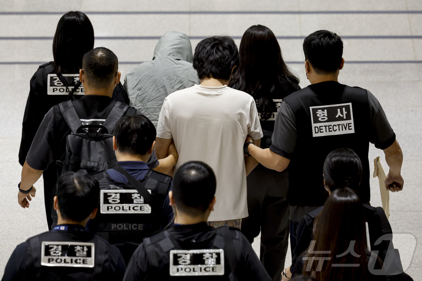 캄보디아에서 연행된 범죄 피의자이면서 피해자인 사람을 연행하는 모습 캄보디아에서 연행된 범죄 피의자이면서 피해자인 사람을 연행하는 모습