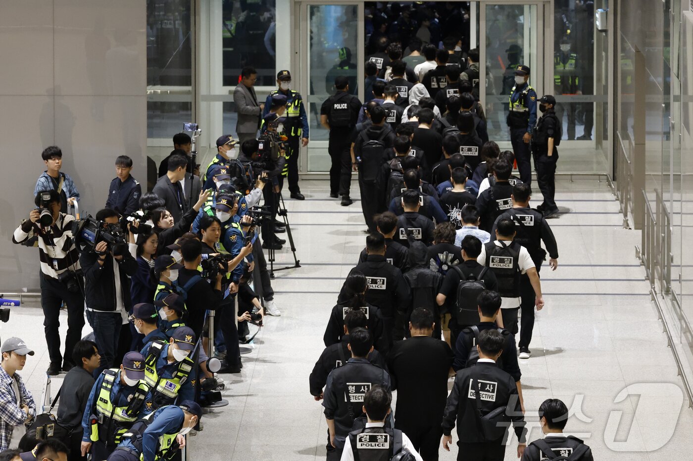 본문 이미지 - 캄보디아 당국의 범죄단지 단속으로 적발돼 구금됐던 한국인들이 18일 오전 인천국제공항 2터미널을 통해 송환되고 있다. &#40;공동취재&#41; 2025.10.18/뉴스1 ⓒ News1 박지혜 기자