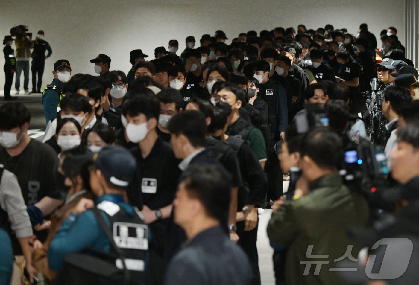 본문 이미지 - 캄보디아 당국의 범죄단지 단속으로 적발돼 구금됐던 한국인들이 18일 오전 인천국제공항 2터미널을 통해 송환되고 있다. &#40;공동취재&#41; 2025.10.18/뉴스1 ⓒ News1 박지혜 기자