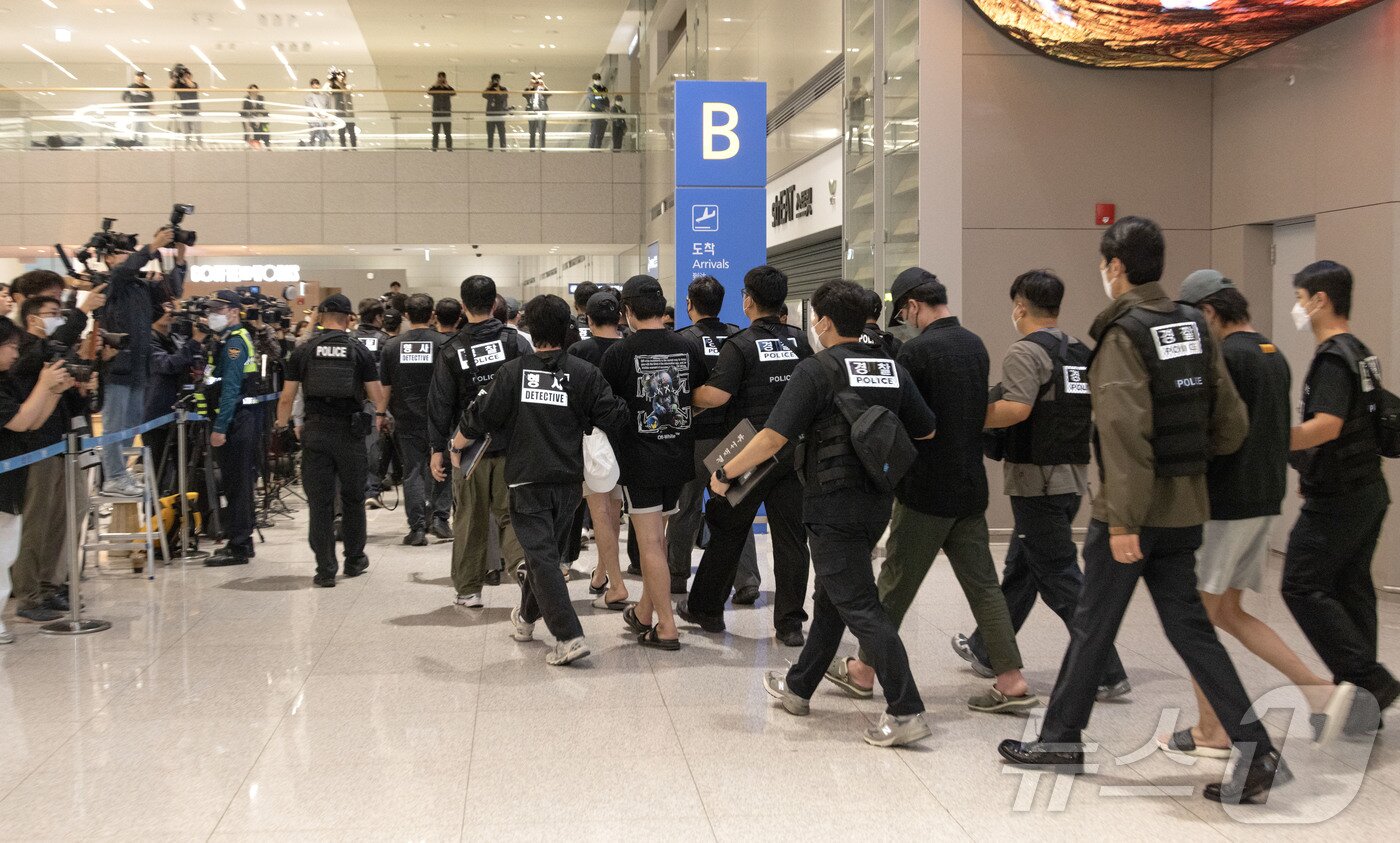 본문 이미지 - 캄보디아 당국의 범죄단지 단속으로 적발돼 구금됐던 한국인들이 18일 오전 인천국제공항 2터미널을 통해 송환되고 있다.  &#40;공동취재&#41; 2025.10.18/뉴스1 ⓒ News1 박지혜 기자
