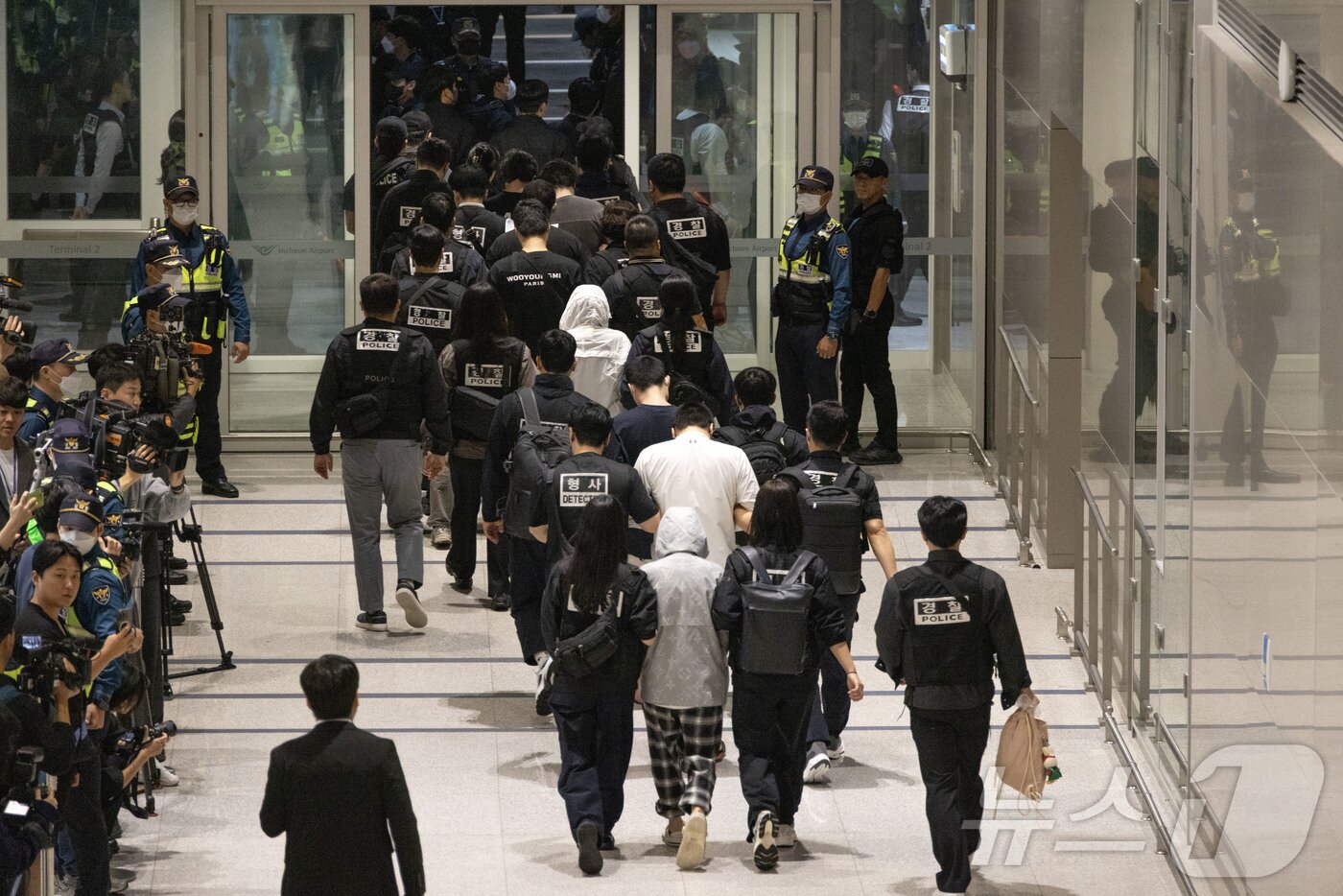 본문 이미지 - 캄보디아 당국의 범죄단지 단속으로 적발돼 구금됐던 한국인들이 18일 오전 인천국제공항 2터미널을 통해 송환되고 있다. &#40;공동취재&#41; 2025.10.18/뉴스1 ⓒ News1 박지혜 기자