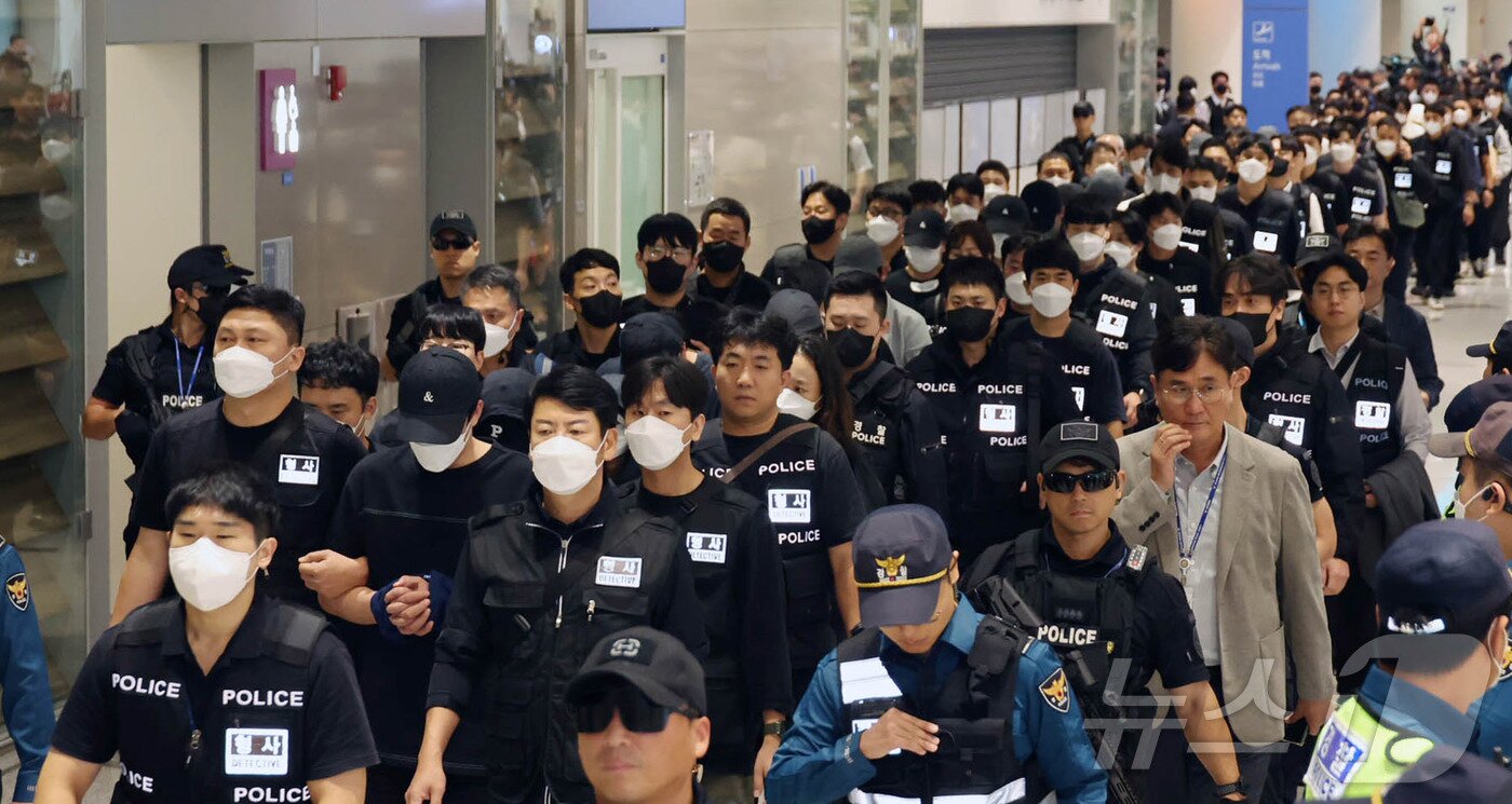 본문 이미지 - 캄보디아 당국의 범죄단지 단속으로 적발돼 구금됐던 한국인들이 18일 오전 인천국제공항 2터미널을 통해 송환되고 있다. 이번 송환 대상자들은 이른바 '웬치'로 불리는 캄보디아 범죄단지에서 보이스피싱이나 로맨스 스캠(사기) 등 범죄에 가담한 혐의를 받고 있다. 이들은 호송 차량 23대 등을 타고 충남경찰청 등 6개 관할 경찰관서로 압송된다. (공동취재) 2025.10.18/뉴스1 ⓒ News1 박지혜 기자