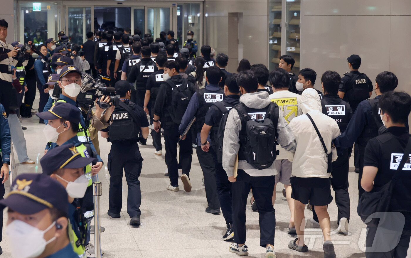 본문 이미지 - 캄보디아 당국의 범죄단지 단속으로 적발돼 구금됐던 한국인들이 18일 오전 인천국제공항 2터미널을 통해 송환되고 있다. &#40;공동취재&#41; 2025.10.18/뉴스1 ⓒ News1 박지혜 기자