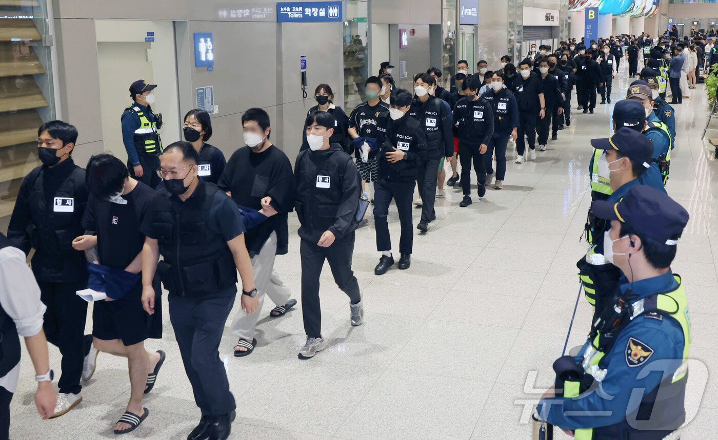 본문 이미지 - 캄보디아 당국의 범죄단지 단속으로 적발돼 구금됐던 한국인들이 18일 오전 인천국제공항 2터미널을 통해 송환되고 있다. &#40;공동취재&#41; 2025.10.18/뉴스1 ⓒ News1 박지혜 기자