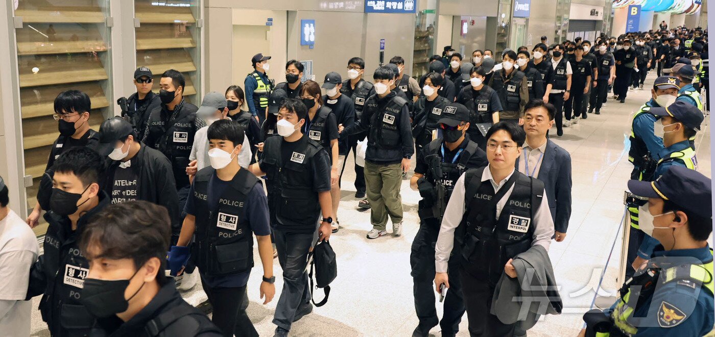 본문 이미지 - 캄보디아 당국의 범죄단지 단속으로 적발돼 구금됐던 한국인들이 18일 오전 인천국제공항 2터미널을 통해 송환되고 있다.  &#40;공동취재&#41; 2025.10.18/뉴스1 ⓒ News1 박지혜 기자