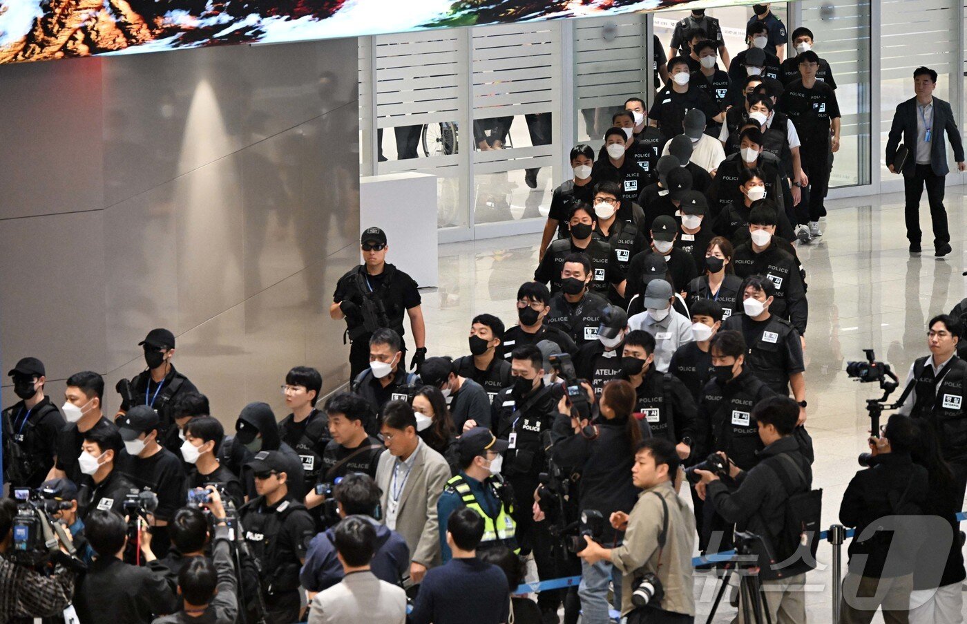 본문 이미지 - 캄보디아 당국의 범죄단지 단속으로 적발돼 구금됐던 한국인들이 18일 오전 인천국제공항 2터미널을 통해 송환되고 있다. &#40;공동취재&#41; 2025.10.18/뉴스1 ⓒ News1 박지혜 기자