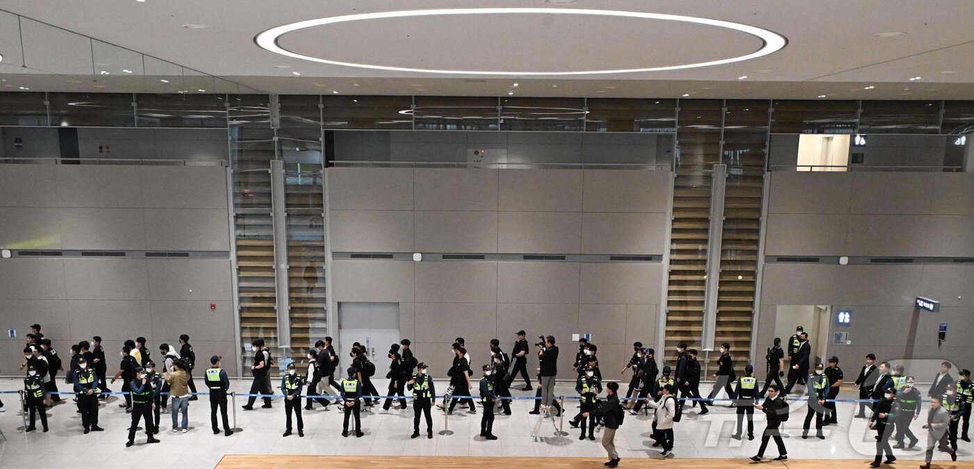 본문 이미지 - 캄보디아 당국의 범죄단지 단속으로 적발돼 구금됐던 한국인들이 18일 오전 인천국제공항 2터미널을 통해 송환되고 있다.  &#40;공동취재&#41; 2025.10.18/뉴스1 ⓒ News1 박지혜 기자