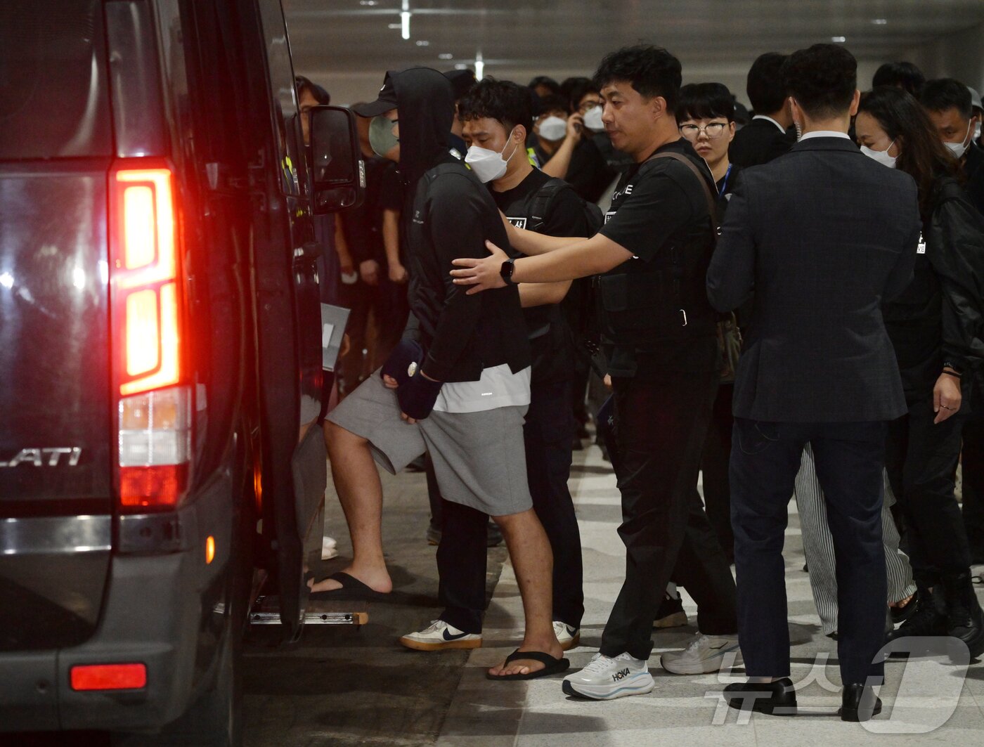 본문 이미지 - 캄보디아 당국의 범죄단지 단속으로 적발돼 구금됐던 한국인들이 18일 오전 인천국제공항 2터미널을 통해 송환되고 있다.  &#40;공동취재&#41; 2025.10.18/뉴스1 ⓒ News1 박지혜 기자