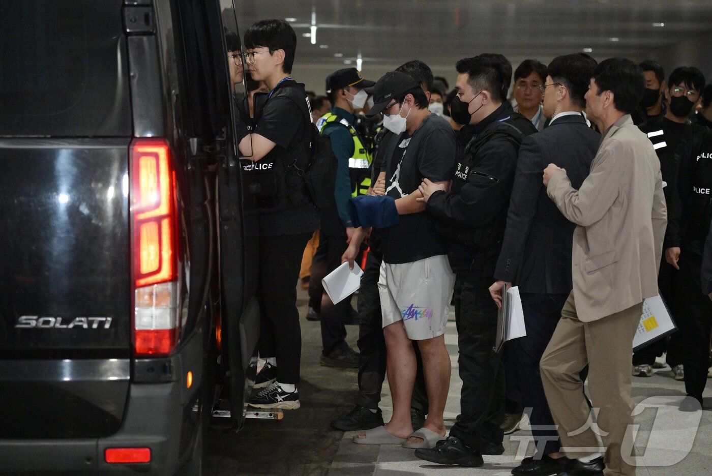 본문 이미지 - 캄보디아 당국의 범죄단지 단속으로 적발돼 구금됐던 한국인들이 18일 오전 인천국제공항 2터미널을 통해 송환되고 있다.  &#40;공동취재&#41; 2025.10.18/뉴스1 ⓒ News1 박지혜 기자