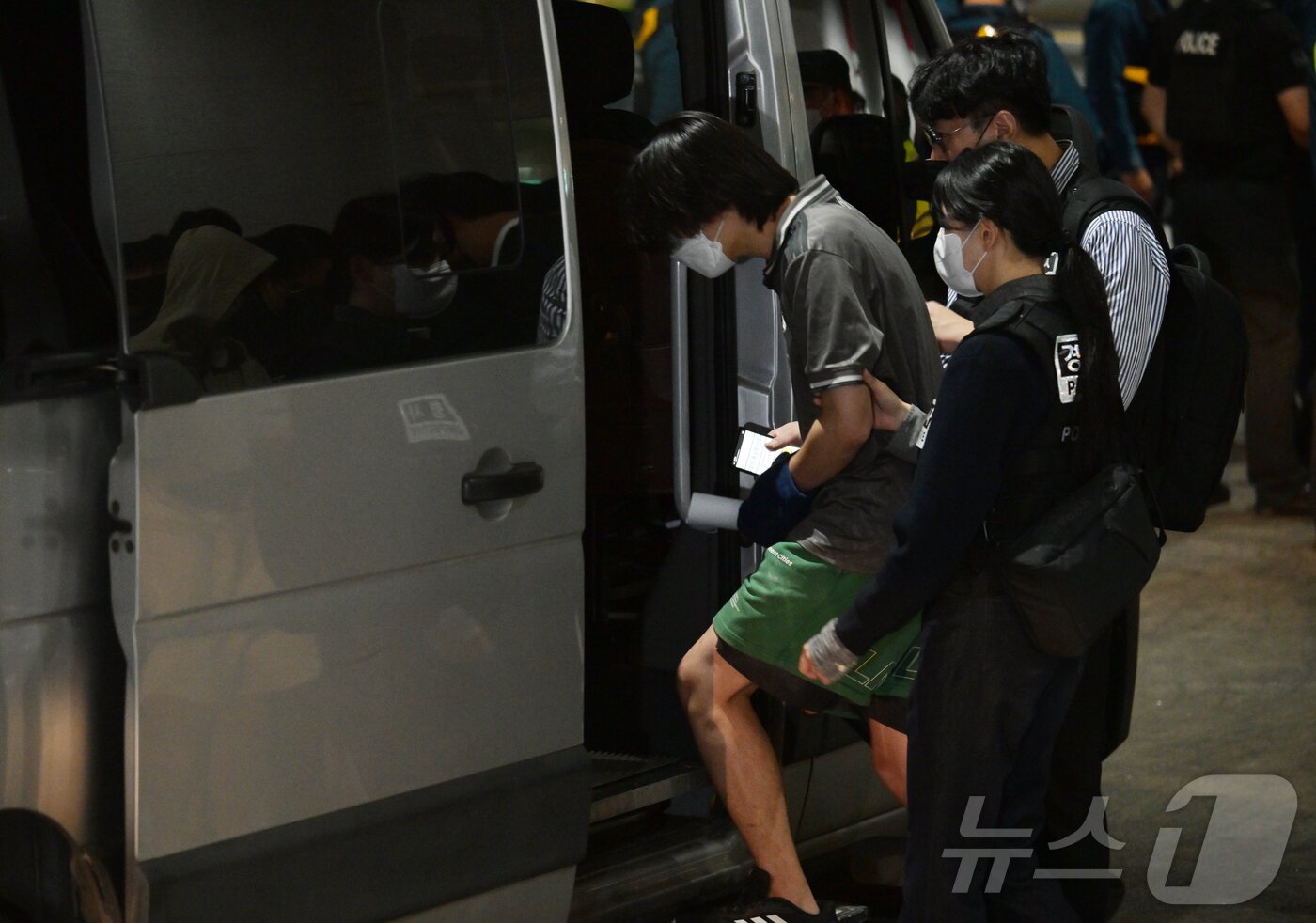 본문 이미지 - 캄보디아 당국의 범죄단지 단속으로 적발돼 구금됐던 한국인들이 18일 오전 인천국제공항 2터미널을 통해 송환되고 있다. &#40;공동취재&#41; 2025.10.18/뉴스1 ⓒ News1 박지혜 기자