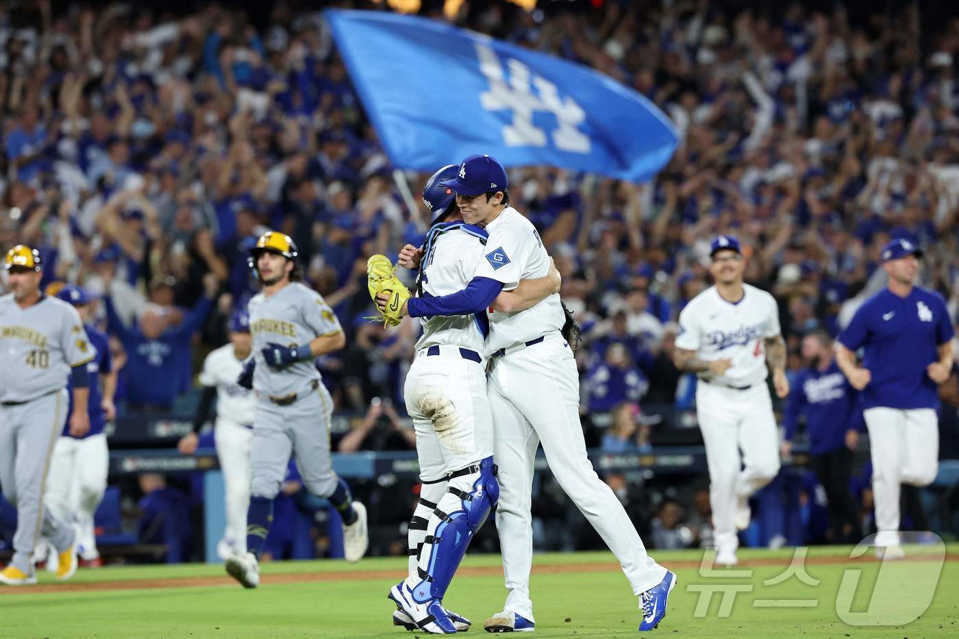 본문 이미지 - 월드시리즈 우승을 확정 지은 LA 다저스 선수들. ⓒ AFP=뉴스1
