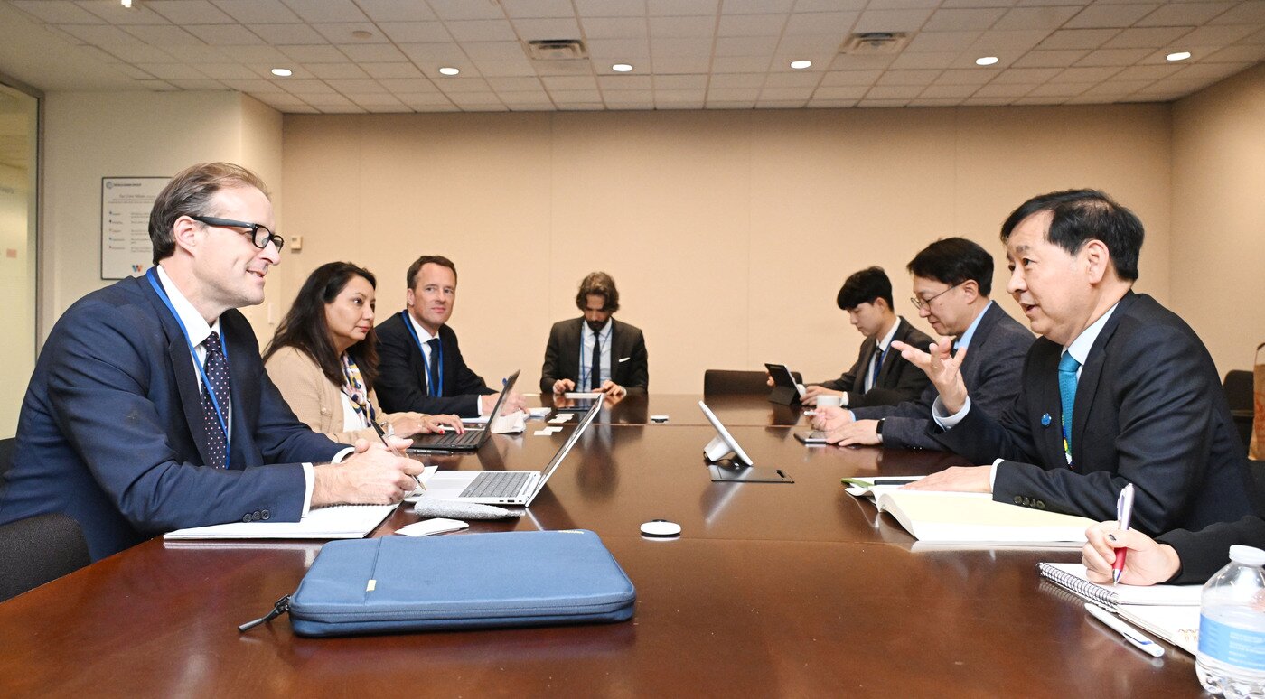 본문 이미지 - 주요20개국&#40;G20&#41; 재무장관회의와 국제통화기금 및 세계은행&#40;IMF/WB&#41; 연차총회 참석차 미국 워싱턴D.C.를 방문중인 구윤철 부총리 겸 기획재정부 장관이 제임스 롱스돈 국제신용평가사 피치&#40;Fitch&#41; 국가신용등급 글로벌 총괄과 면담을 하고 있다.&#40;기재부 제공&#41;