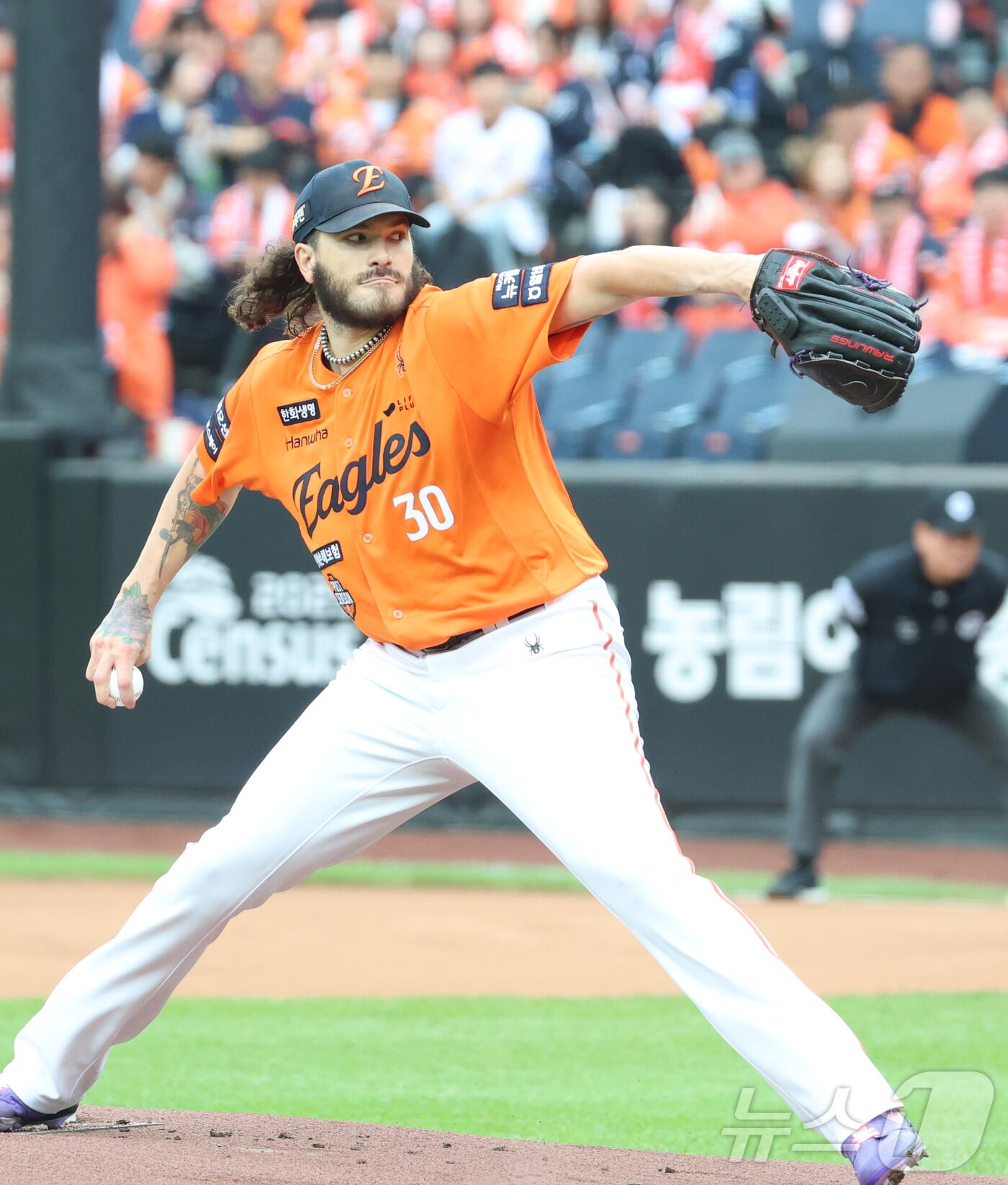 본문 이미지 - 18일 대전 한화생명볼파크 열린 프로야구 2025 신한 SOL뱅크 KBO 플레이오프 1차전 삼성 라이온즈와 한화 이글스의 경기에서 한화 선발 폰세가 투구하고 있다. 2025.10.18/뉴스1 ⓒ News1 김기남 기자