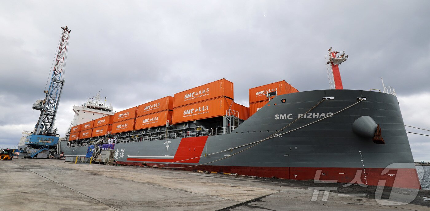 본문 이미지 - 제주와 중국 칭다오를 잇는 정기 컨테이너선 &#39;SMC 르자오호&#39;가 18일 오후 제주항 10부두에 첫 입항해 정박 중이다. 2025.10.18/뉴스1 ⓒ News1 오미란 기자