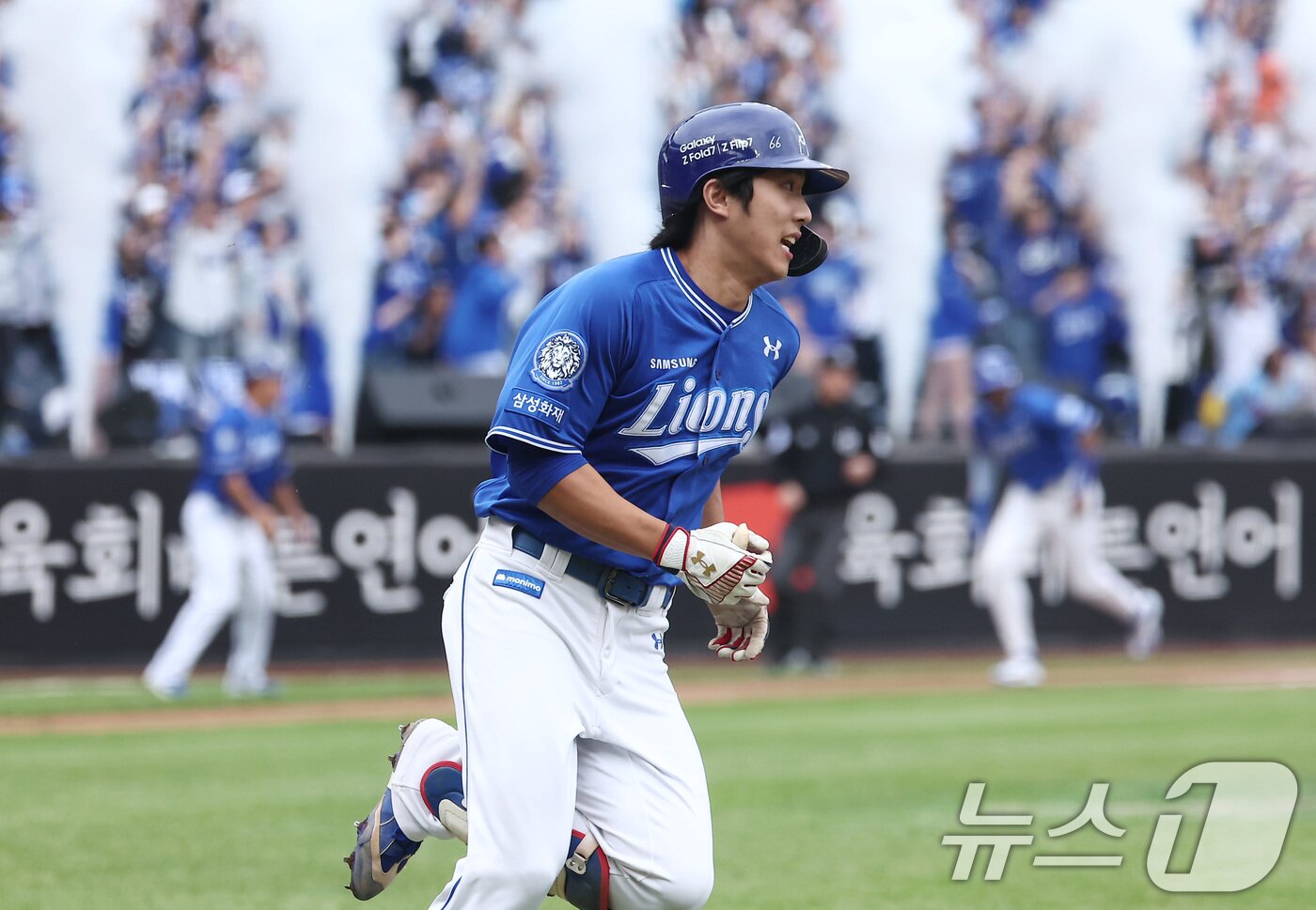 본문 이미지 - 18일 대전 한화생명볼파크 열린 프로야구 2025 신한 SOL뱅크 KBO 플레이오프 1차전 삼성 라이온즈와 한화 이글스의 경기, 삼성 이재현이 2회초 무사 2,3루 상황에서 2타점 적시 2루타를 치고 있다. 2025.10.18/뉴스1 ⓒ News1 김성진 기자