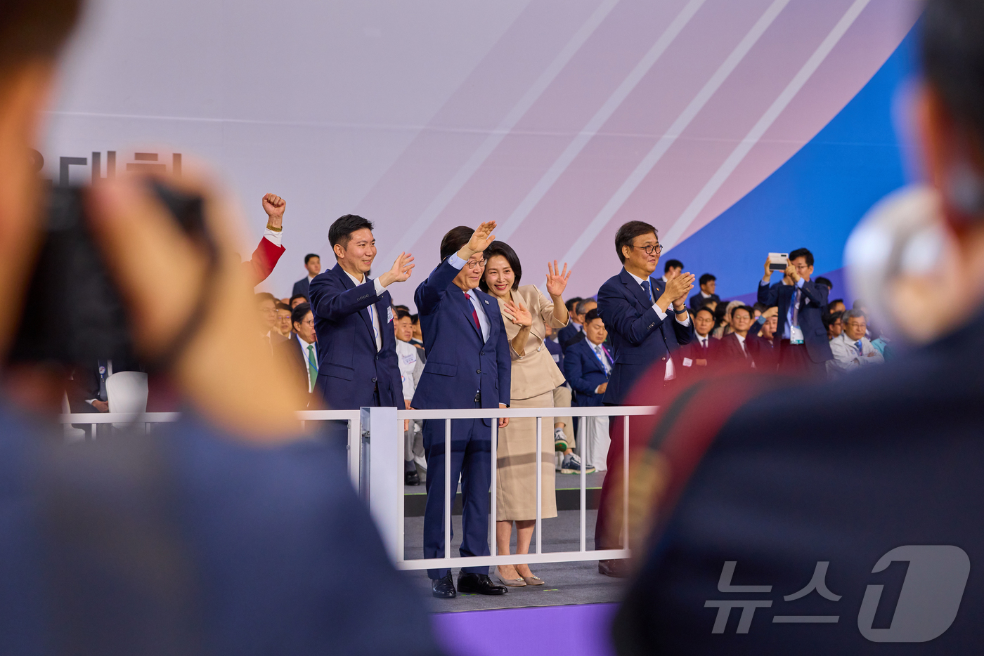 (서울=뉴스1) 이재명 기자 = 이재명 대통령이 지난 17일 부산아시아드주경기장에서 열린 제106회 전국체육대회 개막식에서 선수단 입장을 지켜보며 인사하고 있다. (이재명 대통령 …