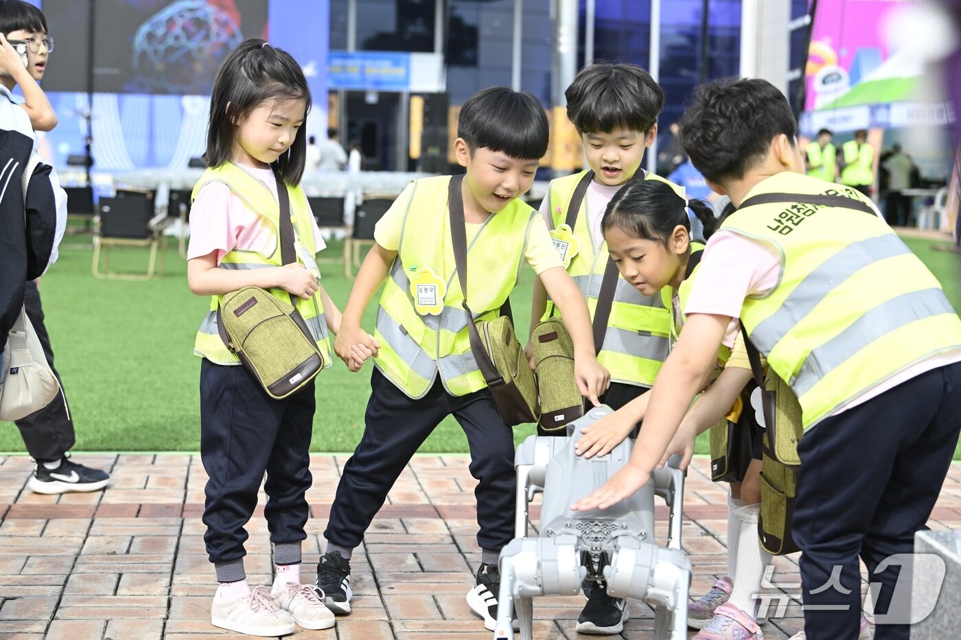 본문 이미지 - 전북 남원에서 국제드론제전이 열리고 있는 가운데 아이들이 로봇개를 바라보며 즐거워하고 있다.&#40;남원시 제공. 재판매 및 DB금지&#41;/뉴스1  